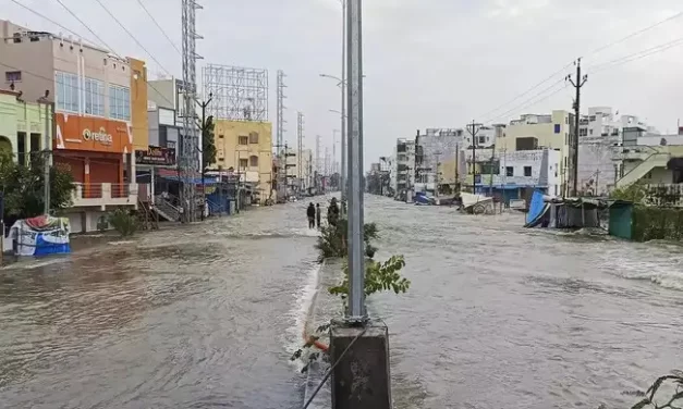 ದಿತ್ವಾ ಚಂಡಮಾರುತ ತಮಿಳುನಾಡಿನತ್ತ – ಭಾರಿ ಮಳೆಯಿಂದಾಗಿ ಶಾಲೆಗಳಿಗೆ ರಜೆ, ವಿಮಾನ–ರೈಲು ಸಂಚಾರ ವ್ಯತ್ಯಯ