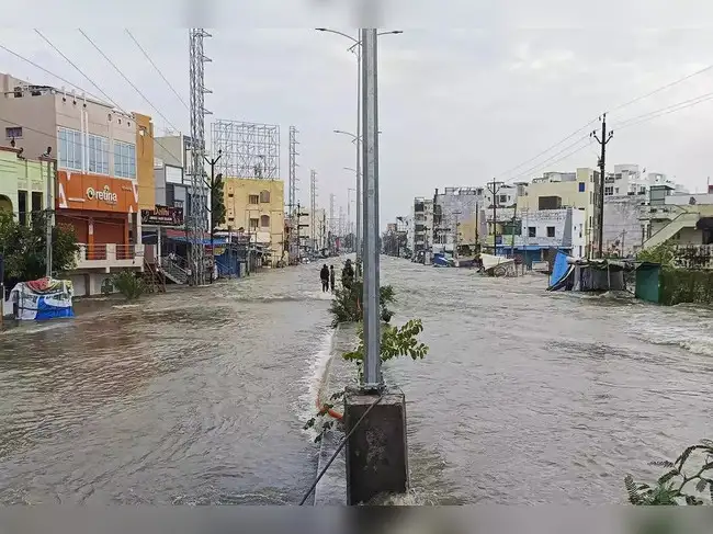ದಿತ್ವಾ ಚಂಡಮಾರುತ ತಮಿಳುನಾಡಿನತ್ತ – ಭಾರಿ ಮಳೆಯಿಂದಾಗಿ ಶಾಲೆಗಳಿಗೆ ರಜೆ, ವಿಮಾನ–ರೈಲು ಸಂಚಾರ ವ್ಯತ್ಯಯ