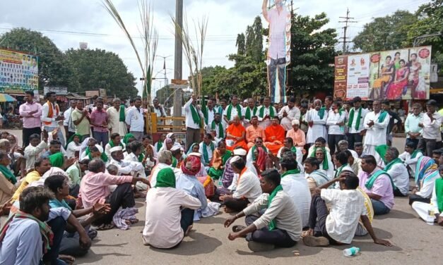 ಕಬ್ಬಿನ ಬೆಲೆ ಏರಿಕೆ| ಸಕ್ಕರೆ ಕಬ್ಬು ಬೆಳೆಗಾರರು ಪ್ರತಿಭಟನೆ ನಿಲ್ಲಿಸಿದರು