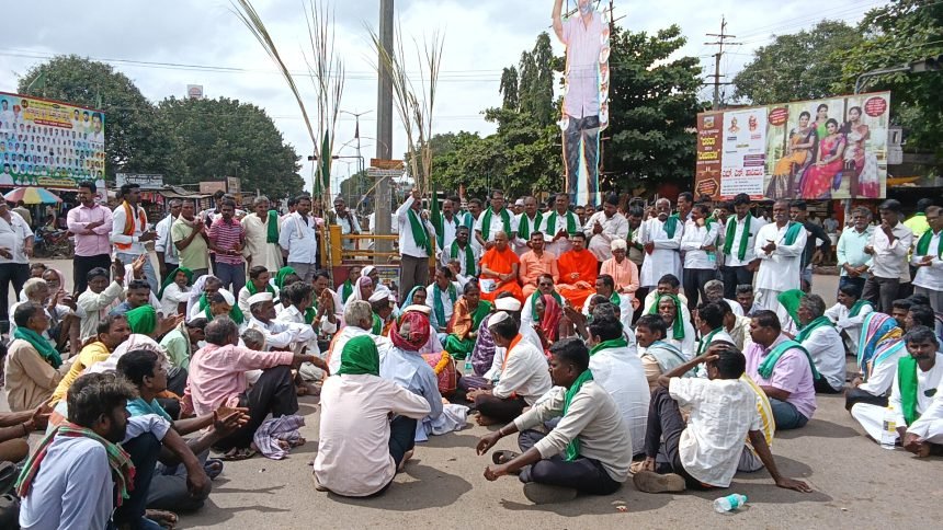 ಕಬ್ಬಿನ ಬೆಲೆ ಏರಿಕೆ| ಸಕ್ಕರೆ ಕಬ್ಬು ಬೆಳೆಗಾರರು ಪ್ರತಿಭಟನೆ ನಿಲ್ಲಿಸಿದರು