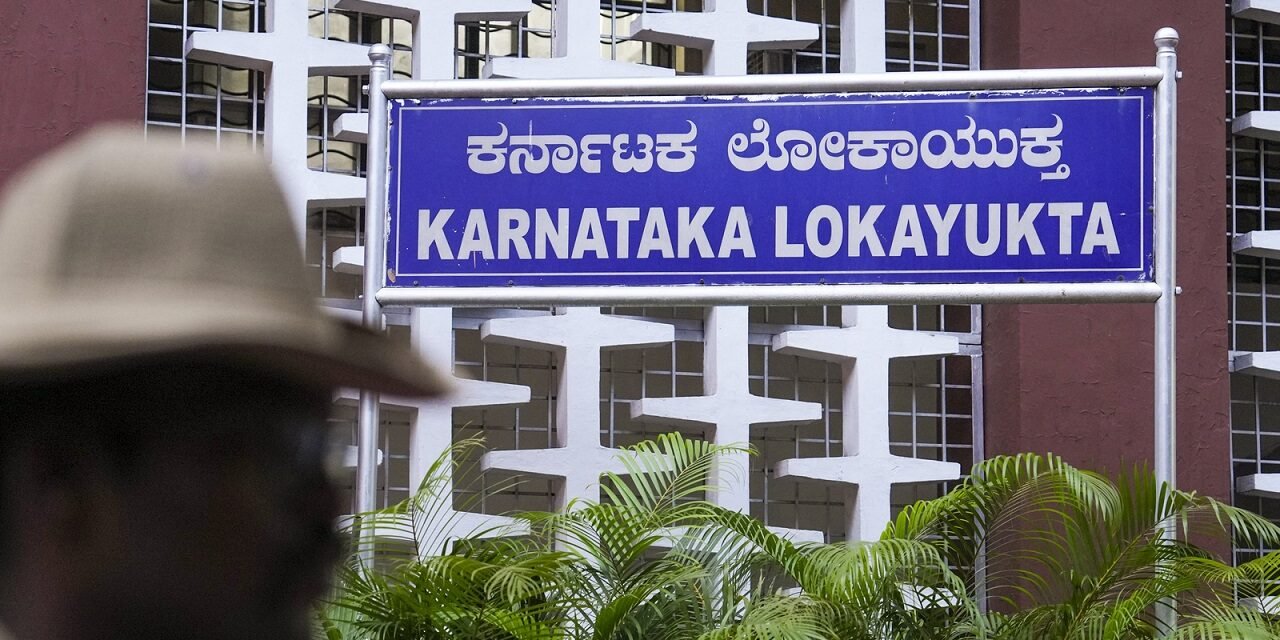 ಆರ್.ಆರ್.ನಗರದ ಅಭಿವೃದ್ಧಿ ಕಾಮಗಾರಿಗಳಲ್ಲಿ ₹250 ಕೋಟಿ ಅಕ್ರಮ ಆರೋಪದ ಹಿನ್ನೆಲೆಯಲ್ಲಿ 9ಕ್ಕೂ ಹೆಚ್ಚು ಅಧಿಕಾರಿಗಳ ಮನೆ ಮತ್ತು ಕಚೇರಿಗಳ ಮೇಲೆ ಲೋಕಾಯುಕ್ತ ದಾಳಿ.