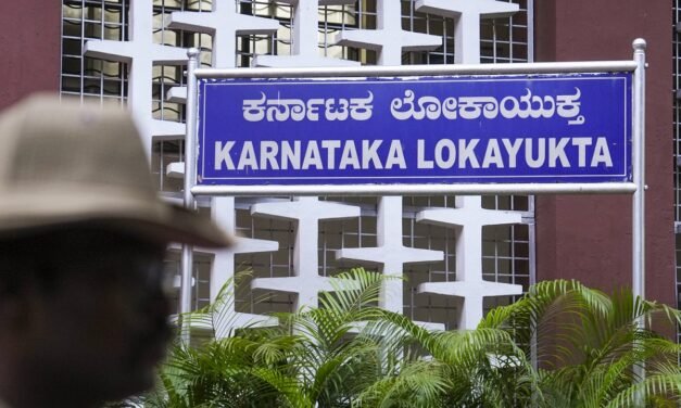 ಆರ್.ಆರ್.ನಗರದ ಅಭಿವೃದ್ಧಿ ಕಾಮಗಾರಿಗಳಲ್ಲಿ ₹250 ಕೋಟಿ ಅಕ್ರಮ ಆರೋಪದ ಹಿನ್ನೆಲೆಯಲ್ಲಿ 9ಕ್ಕೂ ಹೆಚ್ಚು ಅಧಿಕಾರಿಗಳ ಮನೆ ಮತ್ತು ಕಚೇರಿಗಳ ಮೇಲೆ ಲೋಕಾಯುಕ್ತ ದಾಳಿ.