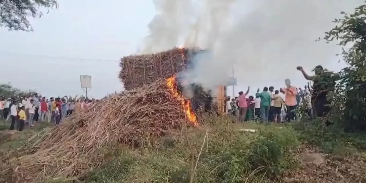 ಕಬ್ಬು ಬೆಳೆಗಾರರ ಪ್ರತಿಭಟನೆಯಲ್ಲಿ ಕಲ್ಲೂ ತೂರಾಟ| ಮುಧೋಳದಲ್ಲಿ ಕಬ್ಬು ತುಂಬಿದ 50ಕ್ಕೂ ಹೆಚ್ಚು ಟ್ರ್ಯಾಕ್ಟರ್‌ಗಳಿಗೆ ಬೆಂಕಿ