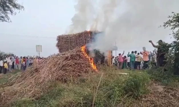ಕಬ್ಬು ಬೆಳೆಗಾರರ ಪ್ರತಿಭಟನೆಯಲ್ಲಿ ಕಲ್ಲೂ ತೂರಾಟ| ಮುಧೋಳದಲ್ಲಿ ಕಬ್ಬು ತುಂಬಿದ 50ಕ್ಕೂ ಹೆಚ್ಚು ಟ್ರ್ಯಾಕ್ಟರ್‌ಗಳಿಗೆ ಬೆಂಕಿ