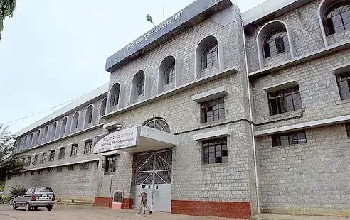 ಪರಪ್ಪನ ಅಗ್ರಹಾರ ಜೈಲಿನಲ್ಲಿ ಮೊಬೈಲ್ ಬಳಕೆ: ಭದ್ರತಾ ಲೋಪ ಮತ್ತು ‘ವಿಐಪಿ’ ಸೌಲಭ್ಯಗಳ ಬಗ್ಗೆ ಗಂಭೀರ ಚರ್ಚೆ