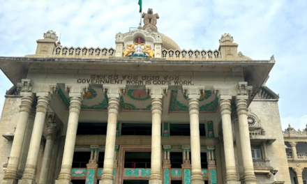 ಸಾರ್ವಜನಿಕರಿಗೆ ಮಾಹಿತಿ ನೀಡದಿದ್ದರೆ ಕೆಲಸದಿಂದ ವಜಾ- ಕರ್ನಾಟಕ ಹೈಕೋರ್ಟ್ ಸರ್ಕಾರಿ ಅಧಿಕಾರಿಗಳಿಗೆ ಸ್ಪಷ್ಟ ಎಚ್ಚರಿಕೆ