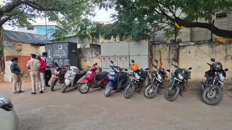 ಬೆಂಗಳೂರುದಲ್ಲಿ ಅನಧಿಕೃತ ಬೈಕ್ ಟ್ಯಾಕ್ಸಿಗಳ ವಿರುದ್ಧ ಆರ್‌ಟಿಒ ಸಮರ: 20 ಬೈಕ್‌ಗಳು ಜಪ್ತಿ, ತಲಾ ₹15 ಸಾವಿರ ದಂಡ